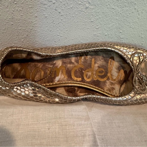 Sam Edelman Felicia Ballet Flat – Metallic Gold Snake Print (Size 8.5)
Leather - Picture 9 of 9